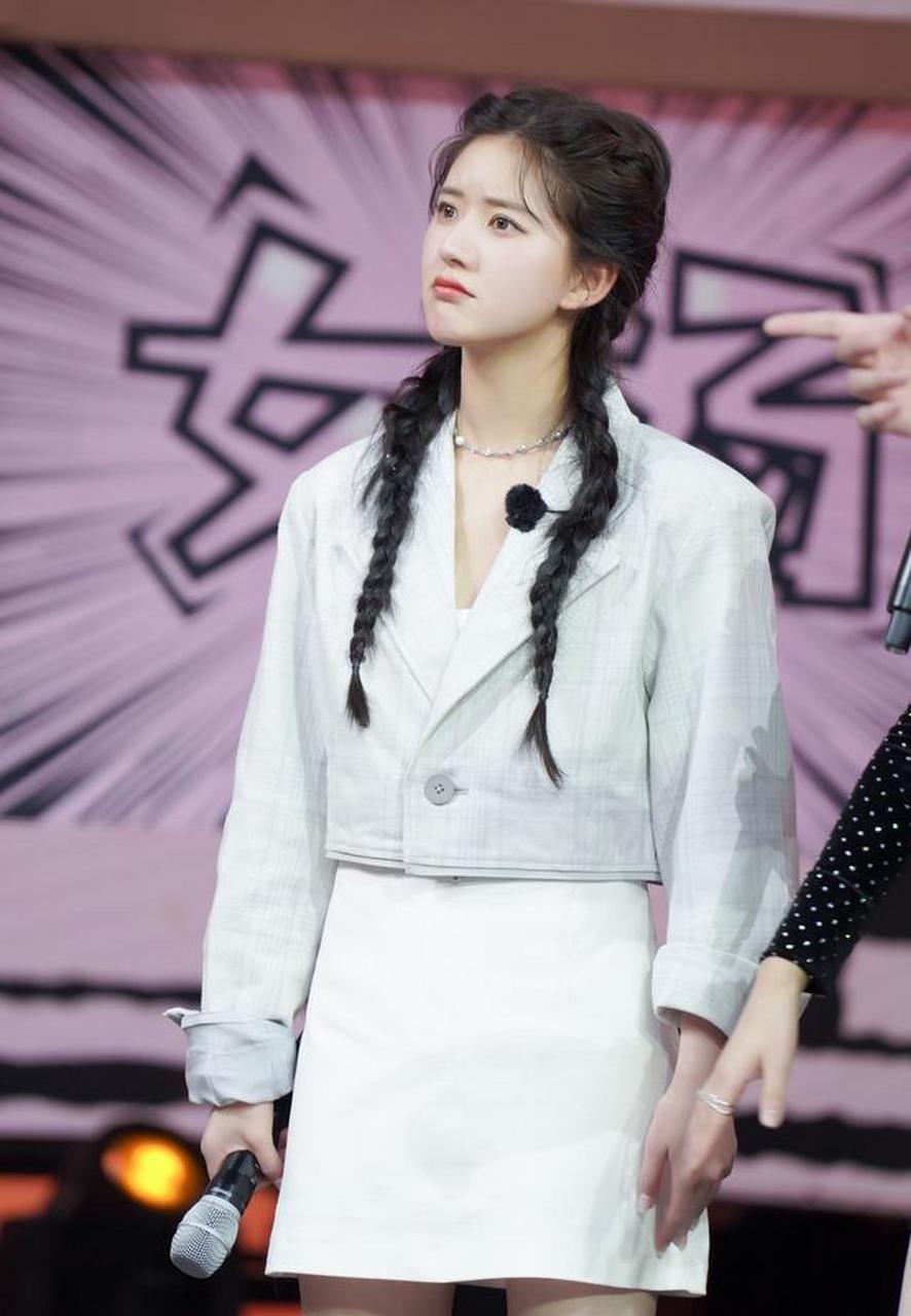 甜系女孩赵露思,灰白短西服搭配双马尾,可爱俏皮又撩人