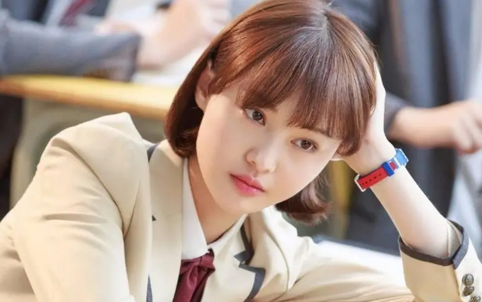 在因"代 孕弃养",偷逃 税被"封 杀"后,演员郑爽还被海宁某影视投资