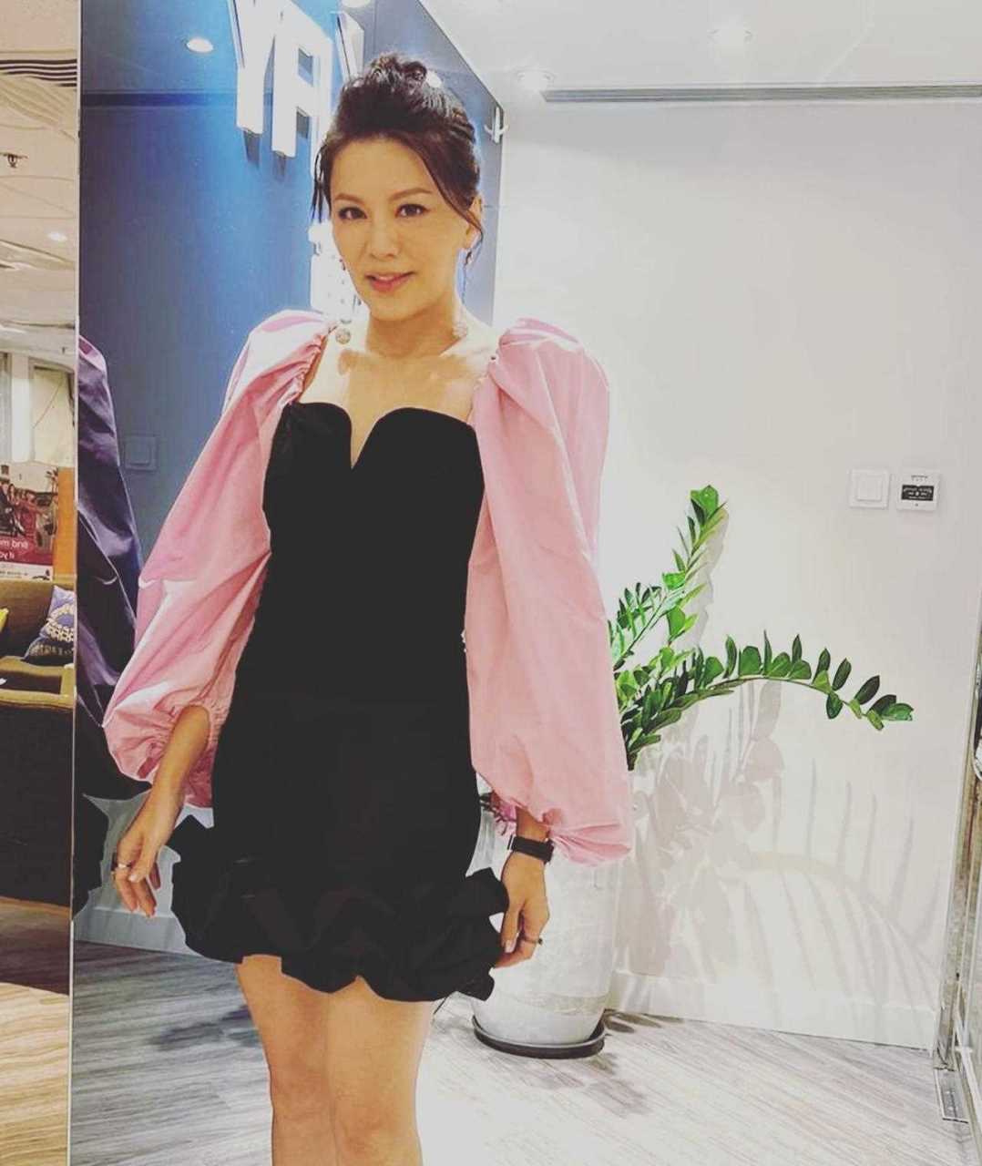 香港著名艺人林晓峰前妻康子妮现在转行卖保险,看起来她现在工作非常