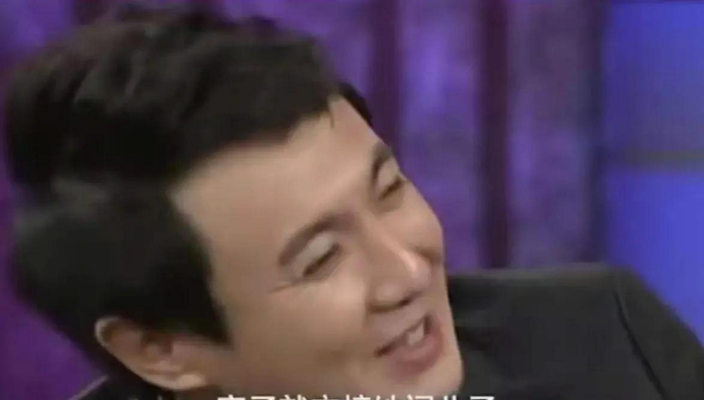 在春晚舞台表演小品《扶不扶》时,沈腾演到一半突然忘词了.