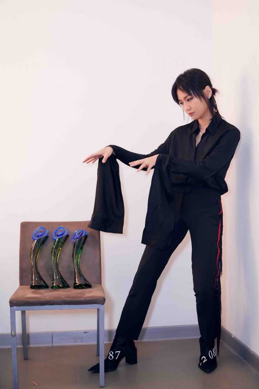 周笔畅分享综艺花絮 ,穿花衬衫搭配马甲造型清爽