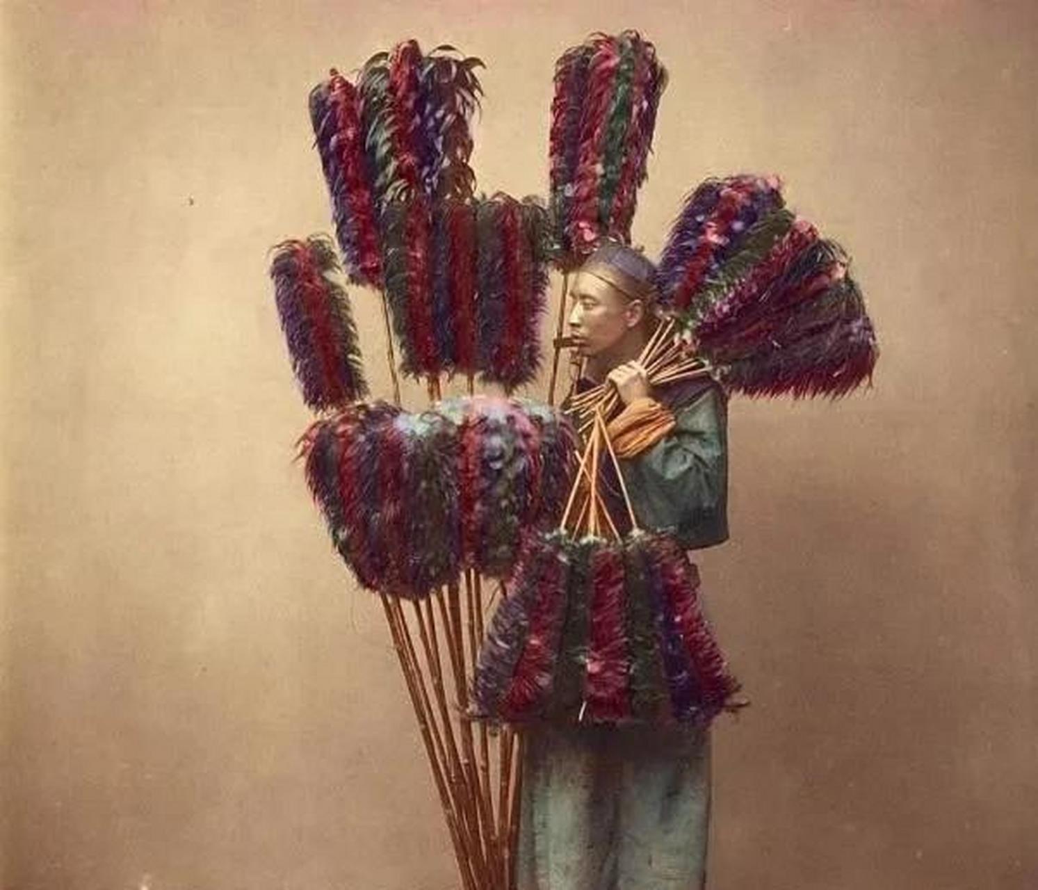 历史老照片,晚清时期,街头卖鸡毛掸子的小商贩!