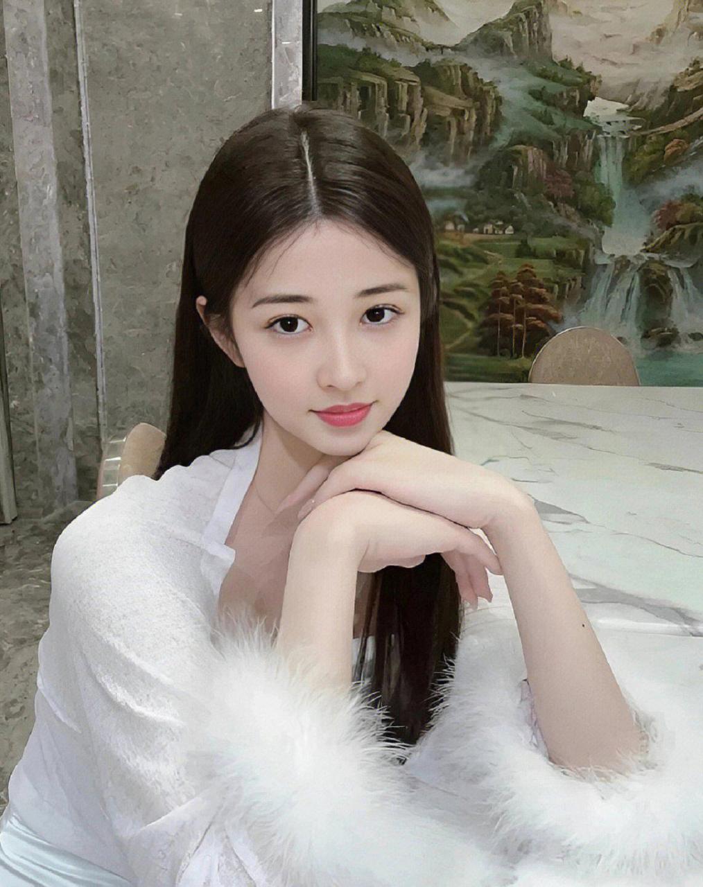 黑长直美女,减龄又纯情呐