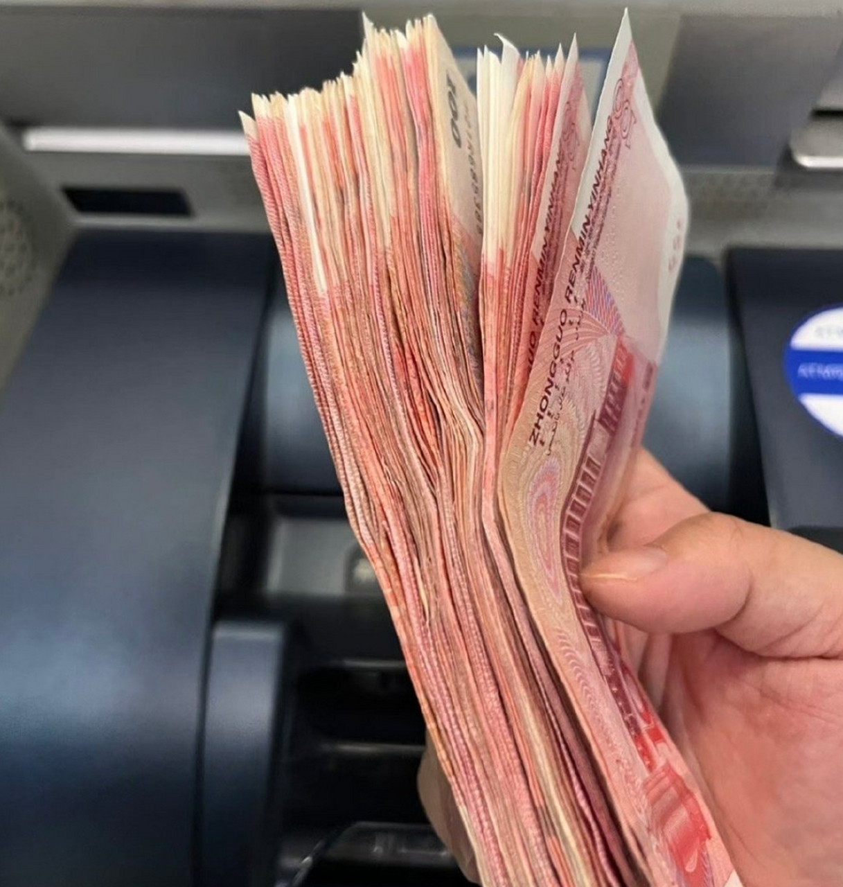 原来一万块有这么厚# 太久不用现金了