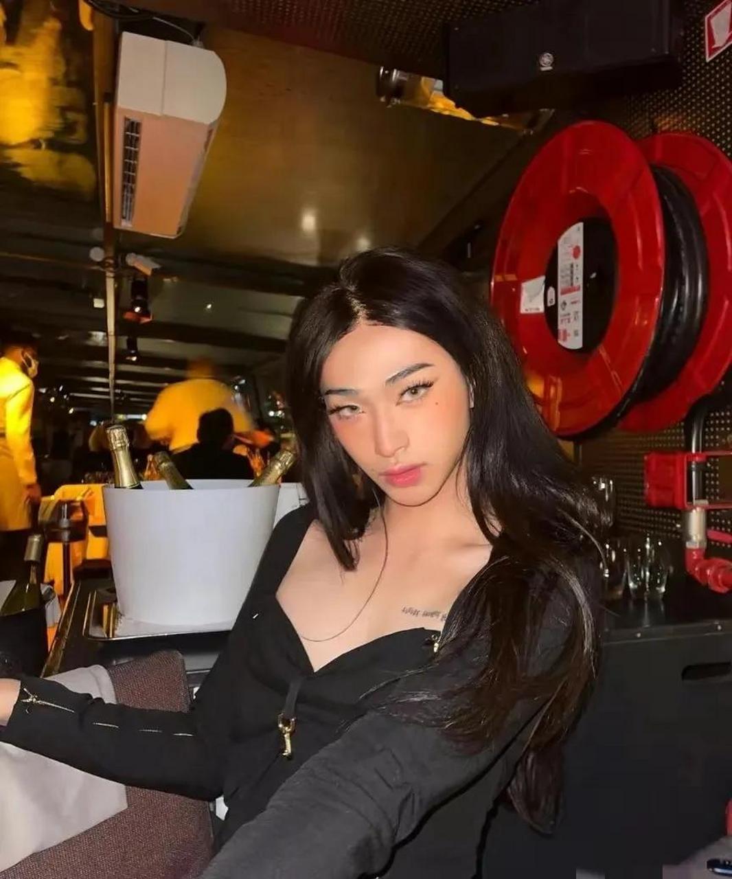 庚恩利把自己打扮成一个迷人性感的兔女郎,披着长发,画着浓妆,这完全