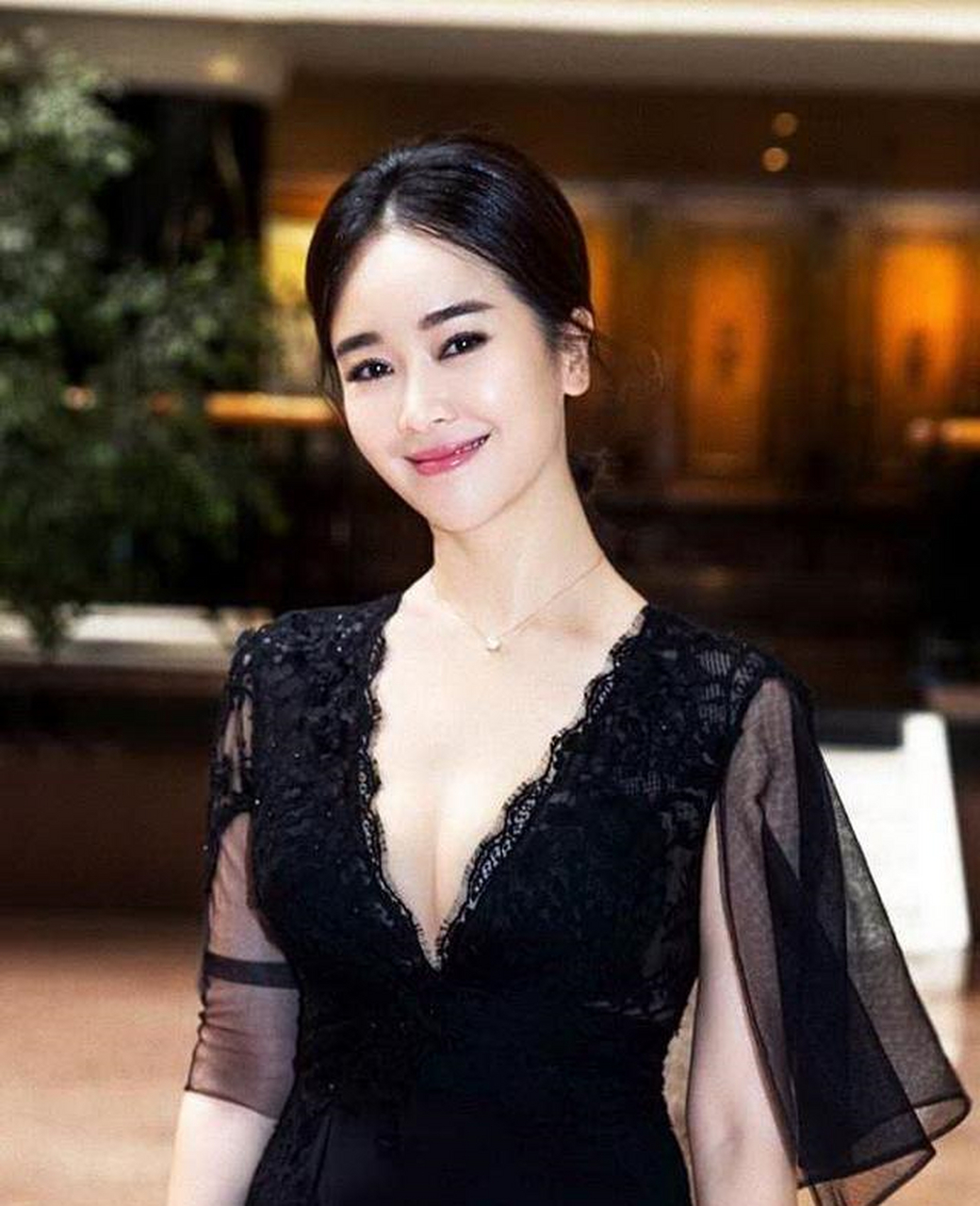 5月24日,演员左小青在社交平台上晒出自己的健身视频,并配文称:看不见