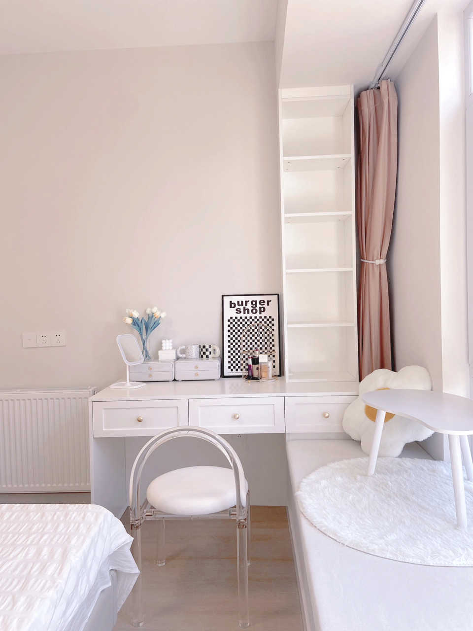 我家的飘窗梳妆台好绝呀,小户型能这样装修 哈喽,今天分享我家独特的