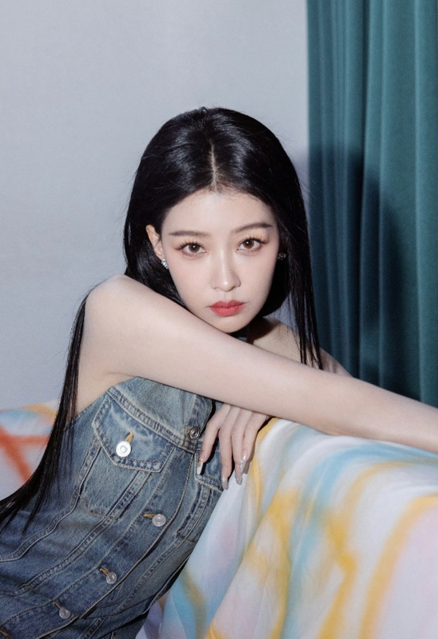 温婉贤淑,清艳脱俗,妩媚动人的#孙怡# 一袭牛仔裙套装,貌若桃花,眉清