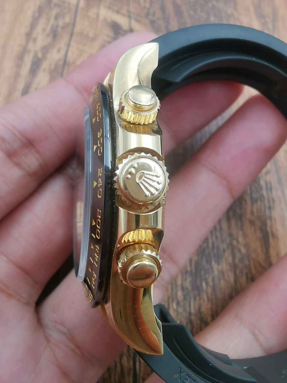 通拿系列迎来了一个全新的款式,即使用oysterflex橡胶表带的贵金属款