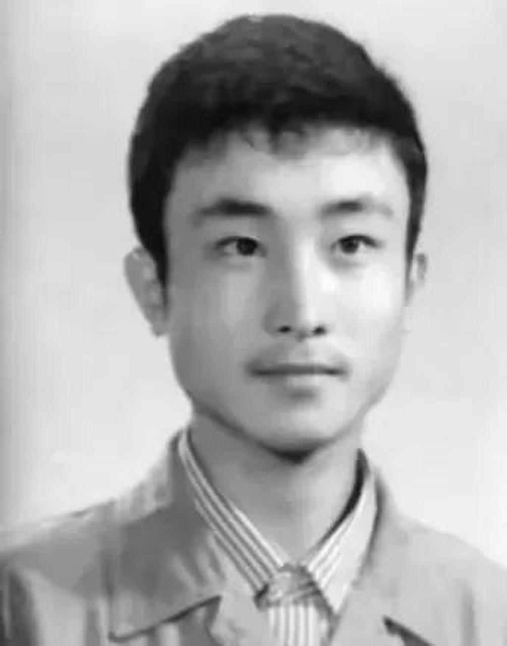 巩汉林是一位著名的小品演员,他年轻时的照片曝光,展现出他瘦长的脸型