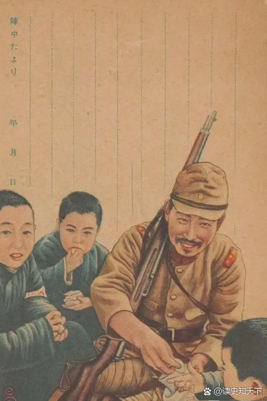 明信片上扛着枪的日本鬼子和三个中国男孩可谓是其乐融融,日本鬼子面