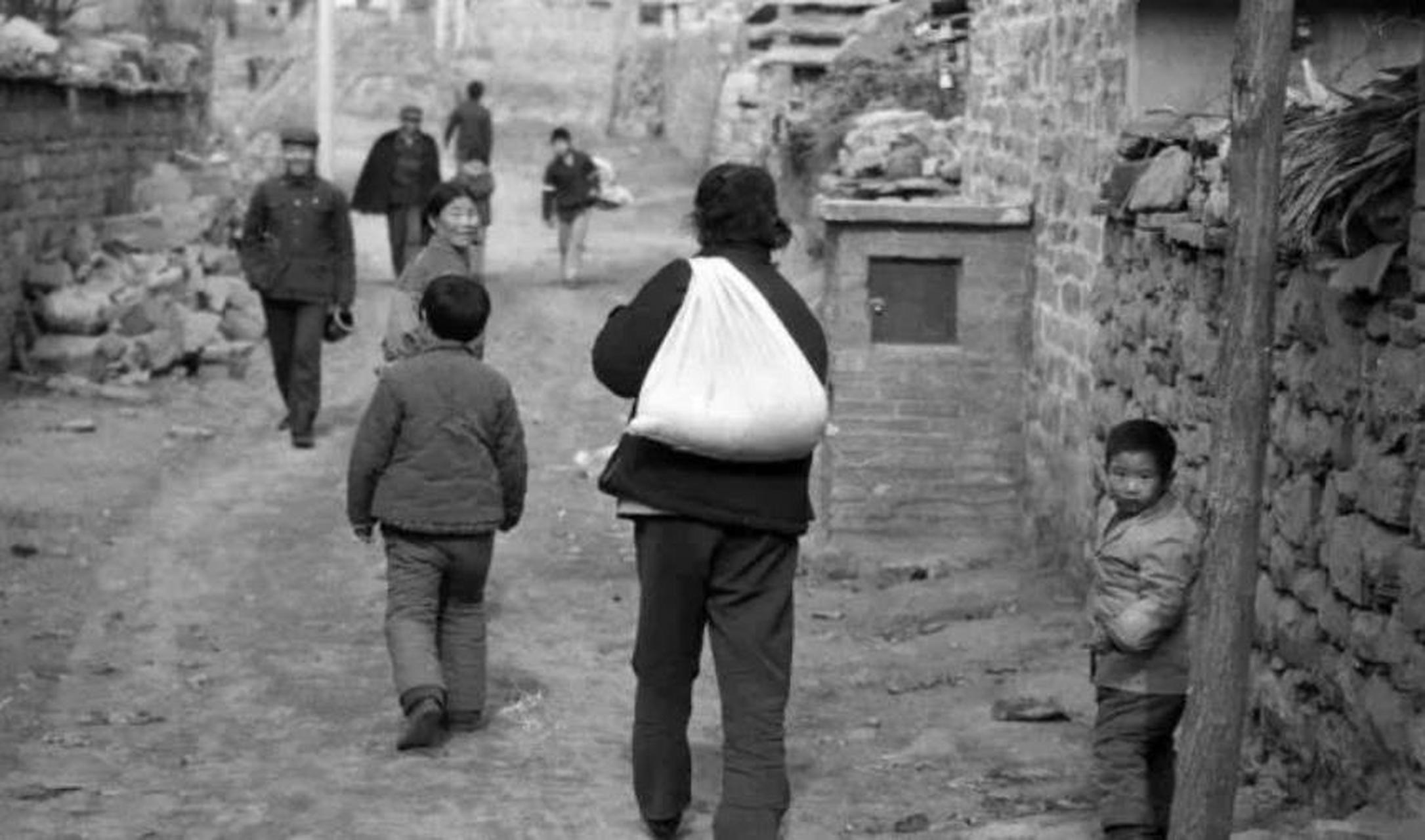 1979年,背着麦子走亲戚的人/儿时的打谷场/小十二拖拉机/帮忙盖房子的