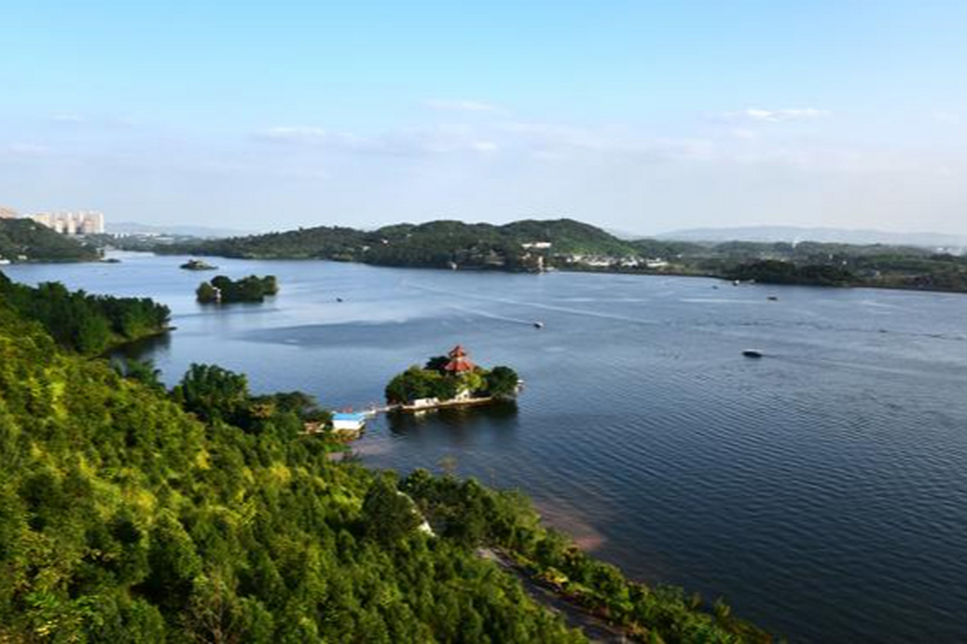古宇庙水库水利风景区:位于隆昌县城西部,景区面积为26 km2,水域宽阔