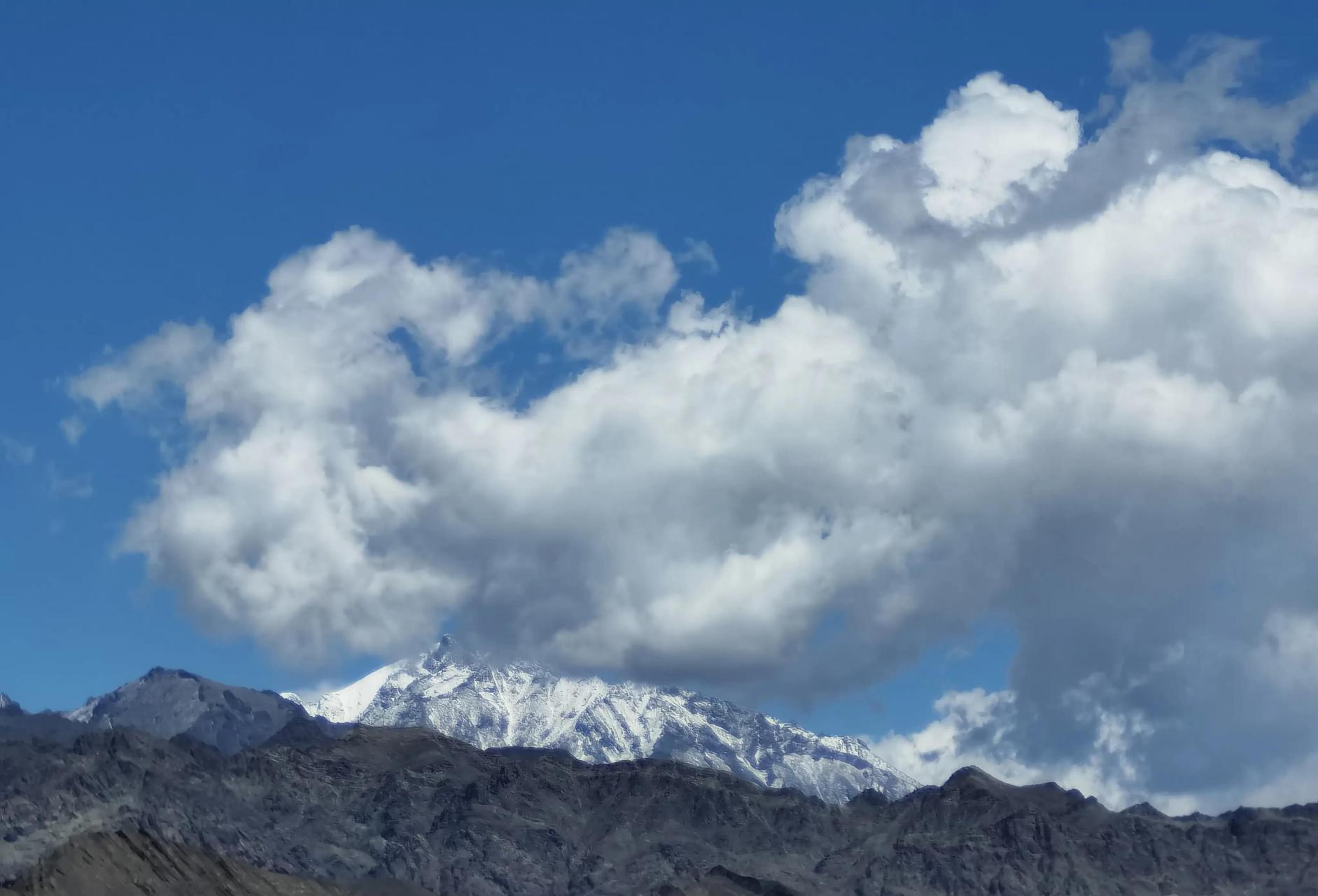 乌鲁木齐西山硫磺沟,百里丹霞地貌的韭菜沟,得益于近期春雨连绵不断