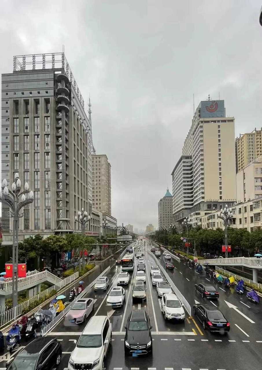 昆明一夜雨過後,除了淹水嚴重,早高峰交通狀況如何?