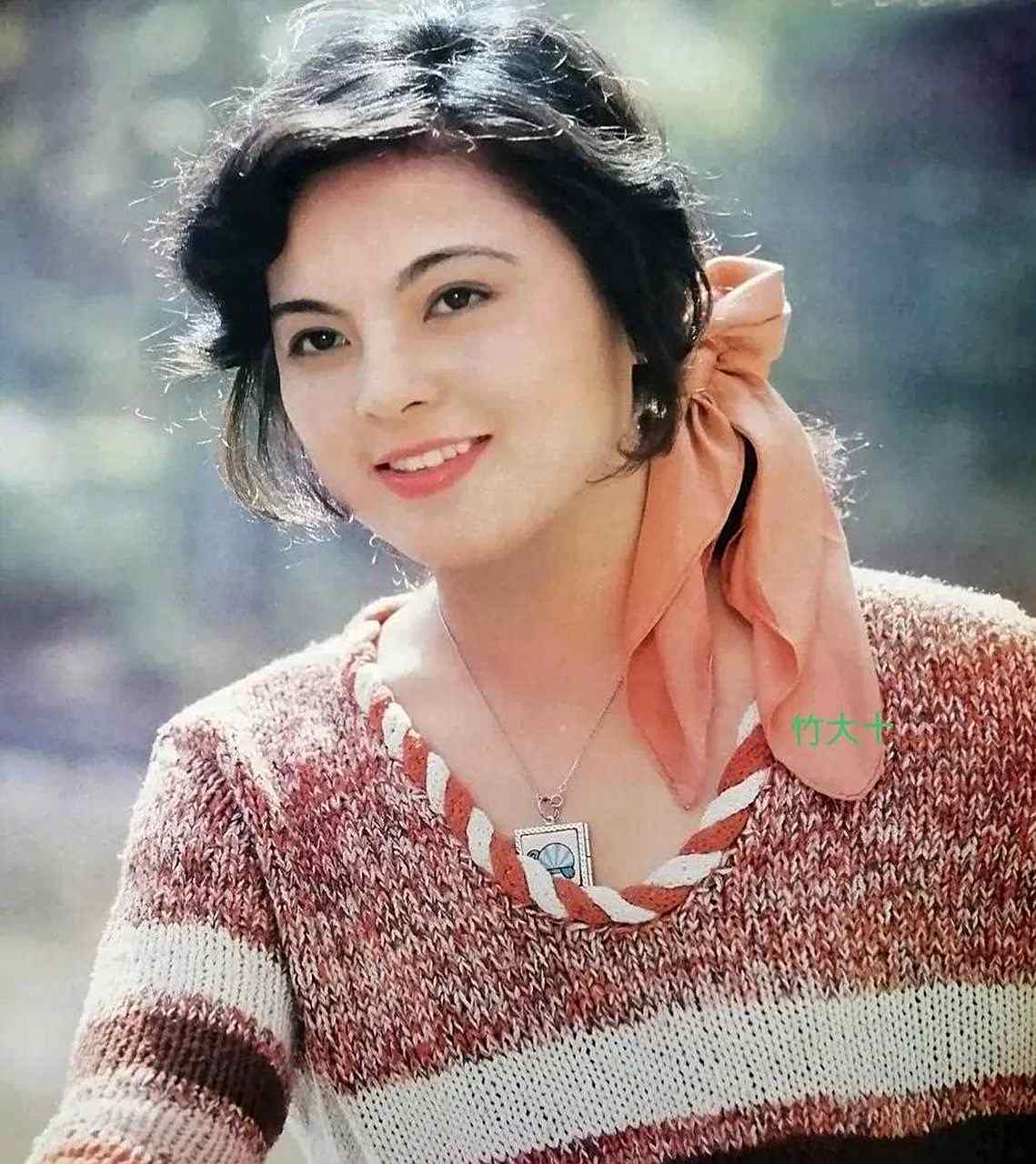 这是郭凯敏和现任妻子的合照,很般配 他现任妻子刘晓春也是80年代很红