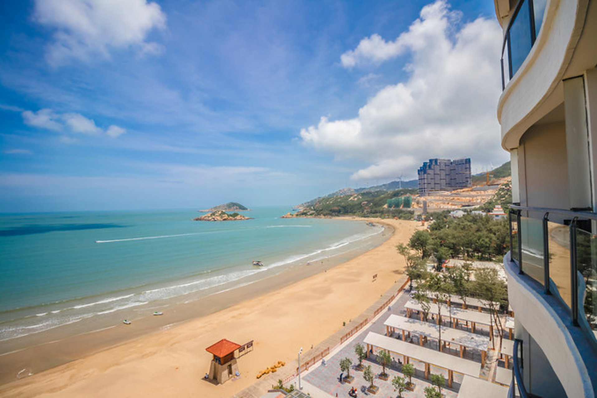 南澳岛的青澳湾是一个柔软的沙质缓坡海滩,海水清澈,盐度适中.