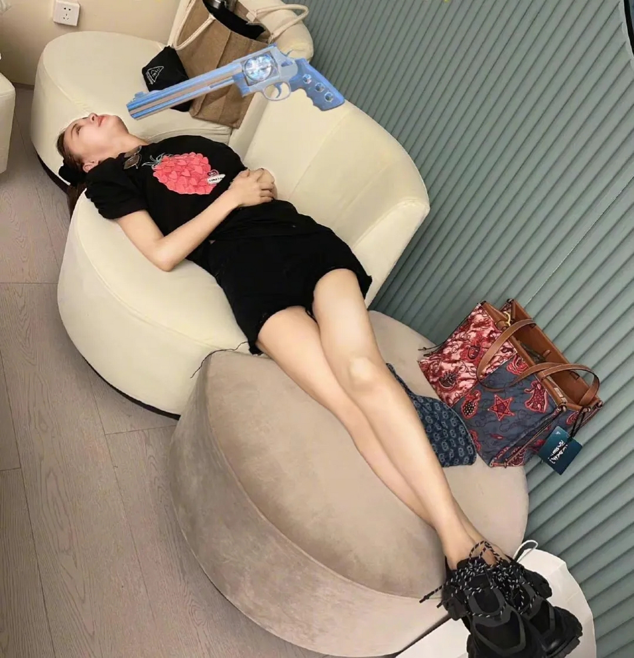 "二姐"张歆艺这脚丫子挺灵活,只是自己闻自己脚丫子是什么操作?