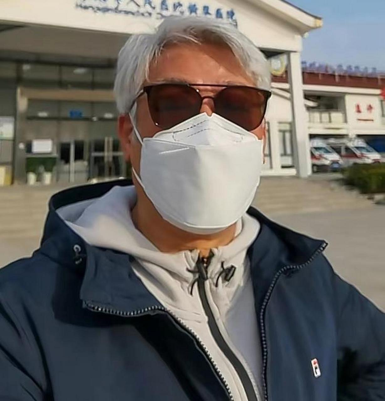 64岁港星尹扬明现身珠海医院,自曝感染新冠,9天仍咳嗽未转阴