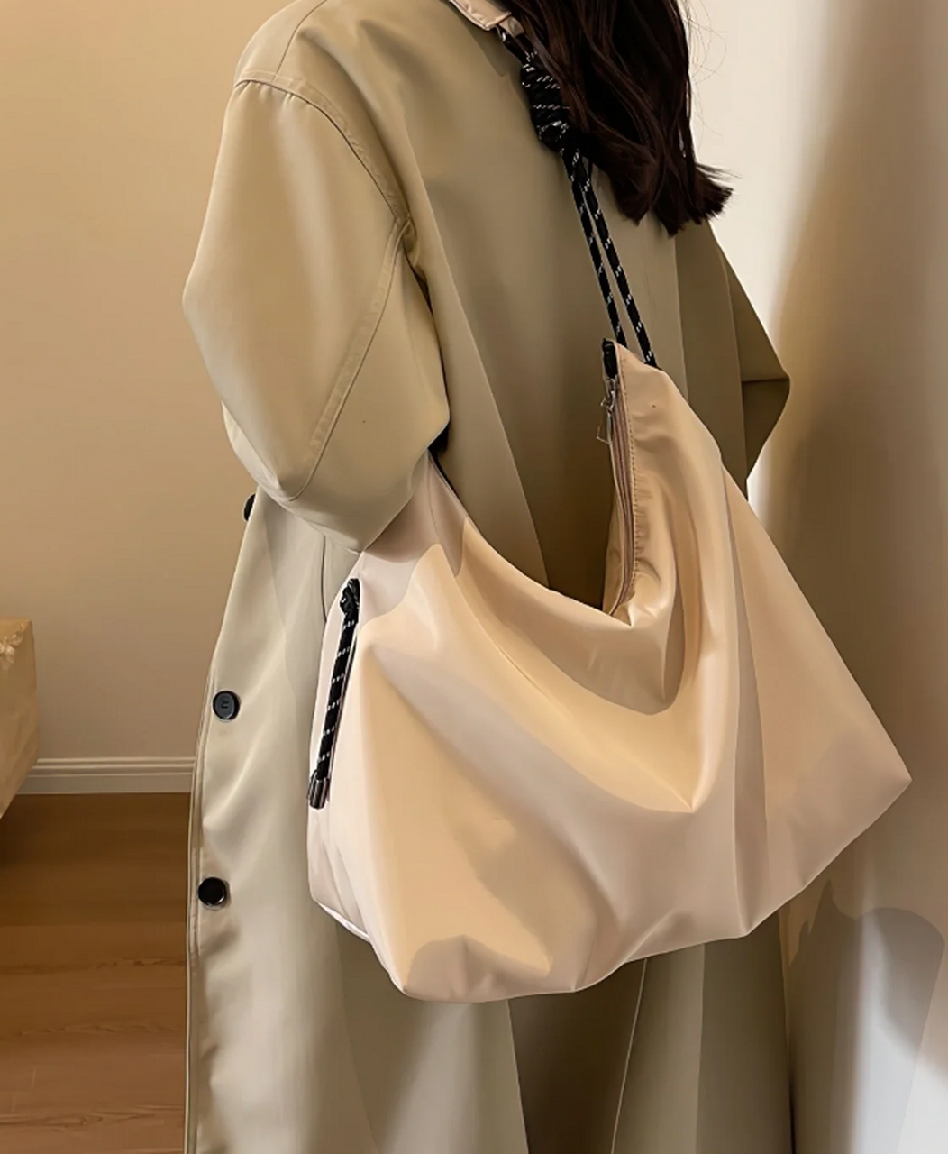 超好看的牛津布托特大包 大主袋口:这款包包有一个非常大的主袋口