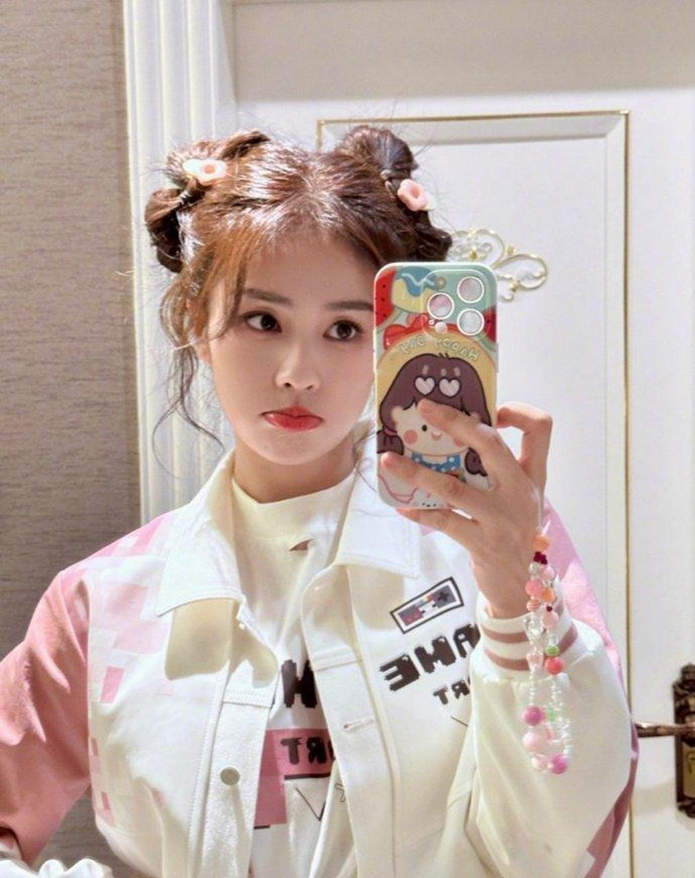 94年白鹿,时髦丸子头造型