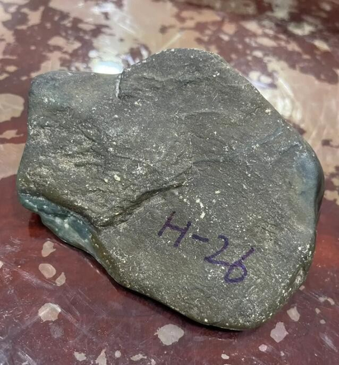 翡翠原石##点击头像看直播# 830克,南齐敞口墨翠手镯料,皮壳老辣