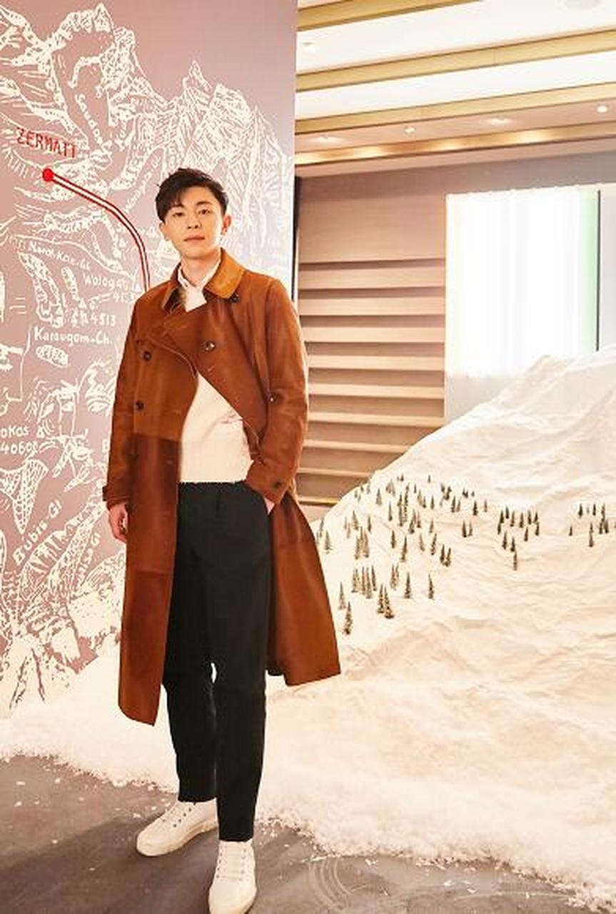 邓伦利落剪裁的驼色皮质大衣搭配同品牌白色毛衣尽显轻熟绅士品质