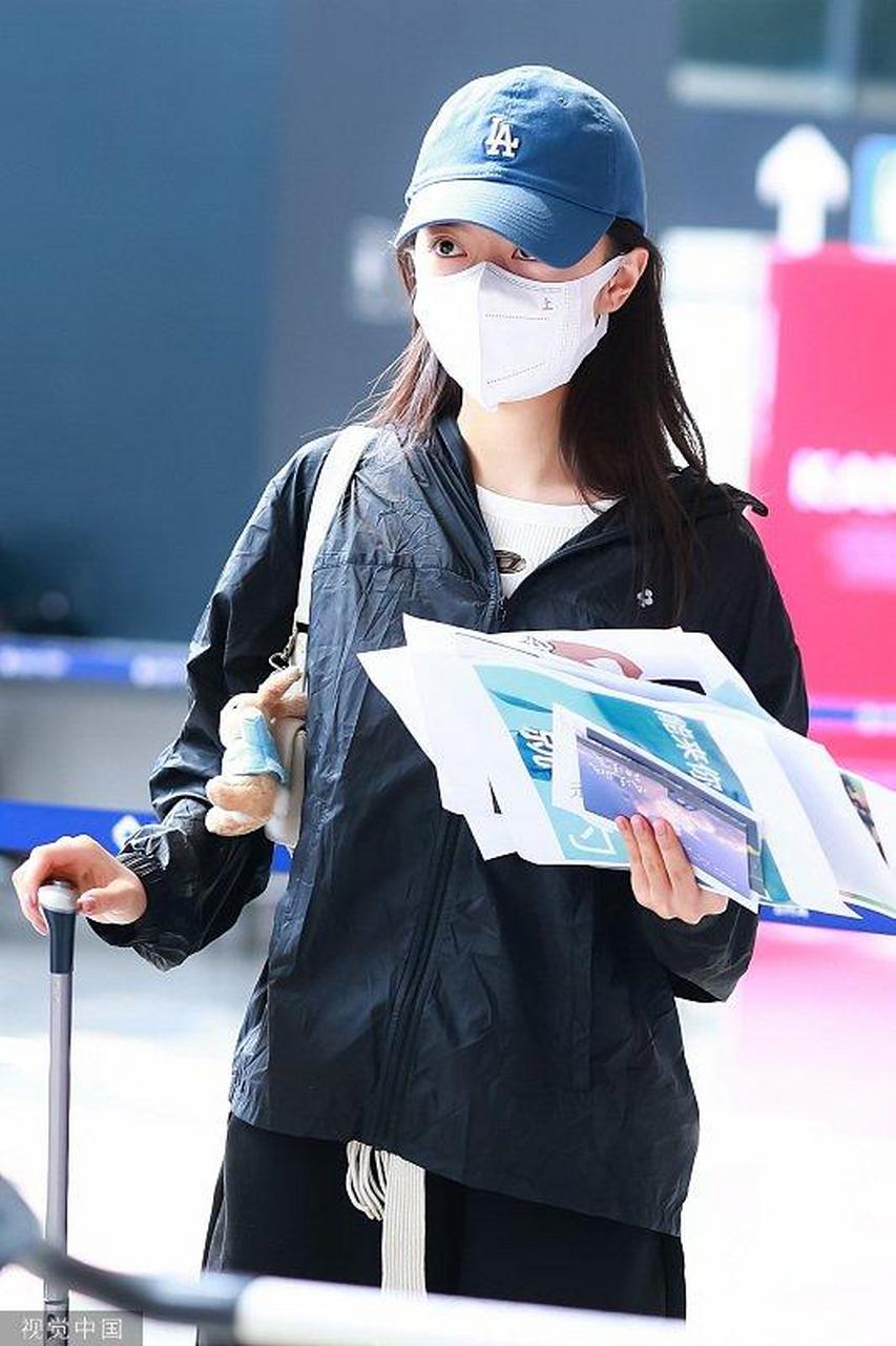 赵金麦# 8月9日,在机场看到了赵今麦.