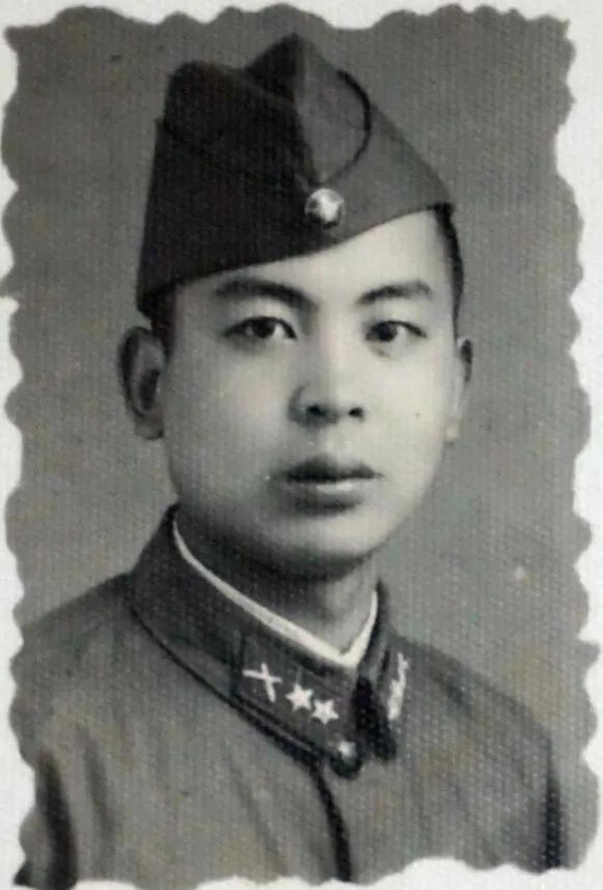 在1957年的北京,一位佩戴着特殊的"船形帽"的解放军士兵,拍摄了这张