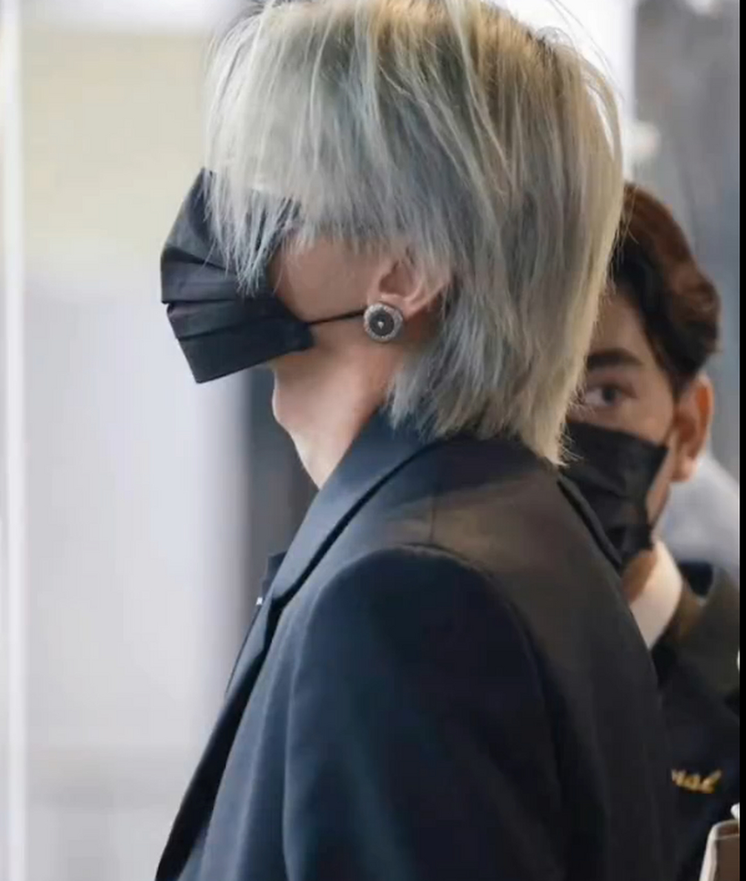 雾霾蓝发色褪色了依旧还是这么帅[舔屏][舔屏][舔屏]在泰国的人气也好