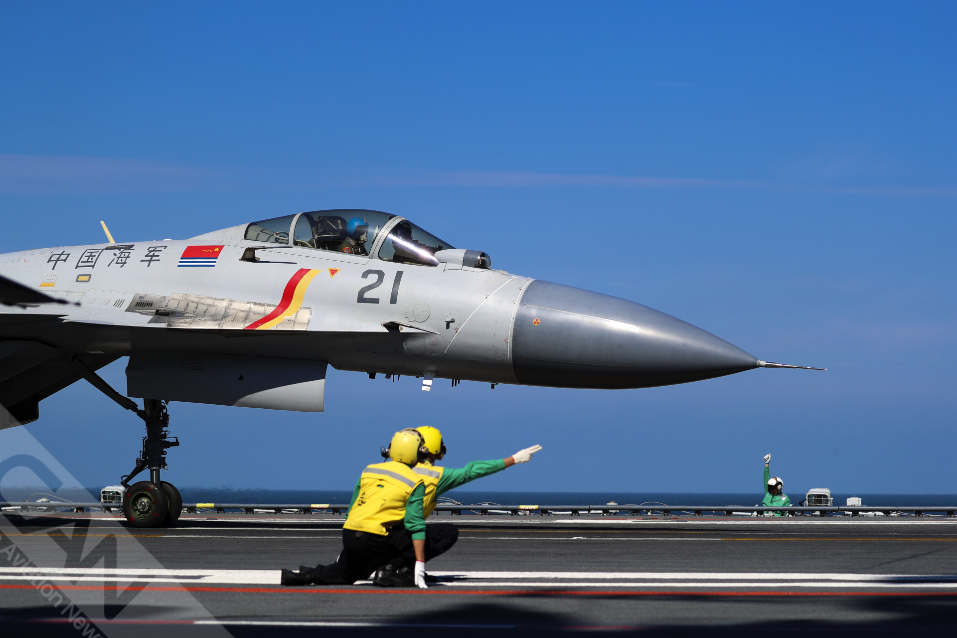 2009年8月31日,我国自主研制的歼15舰载战斗机从跑道上一跃而起.