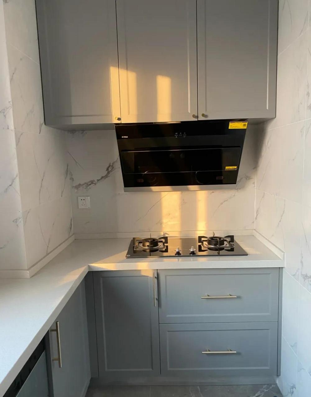 gif创作人# 灰蓝色橱柜,无滤镜,厨房吊灯小心机 台面选择白色肌理人