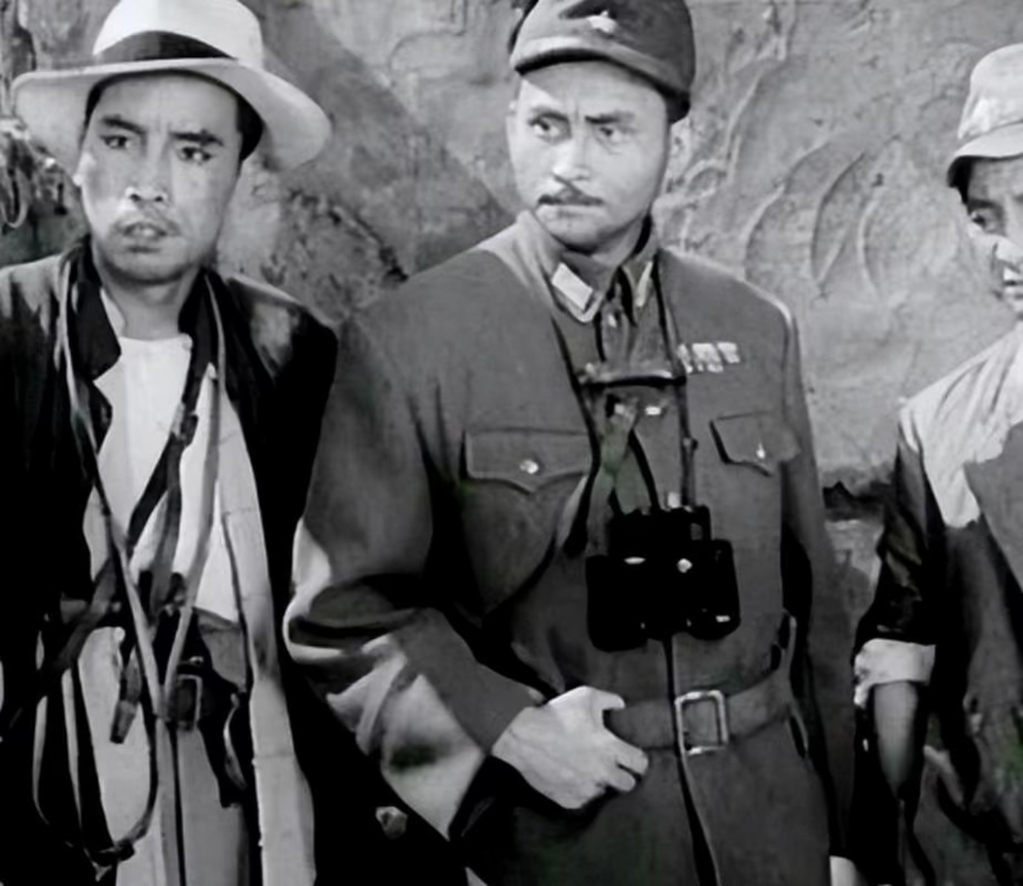 抗战时期,女战士王均正在销毁文件,突然被九名日本兵破门而入