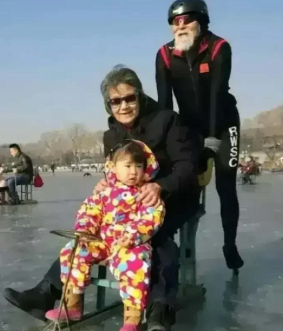 85岁王德顺携手79岁妻子出外游玩!