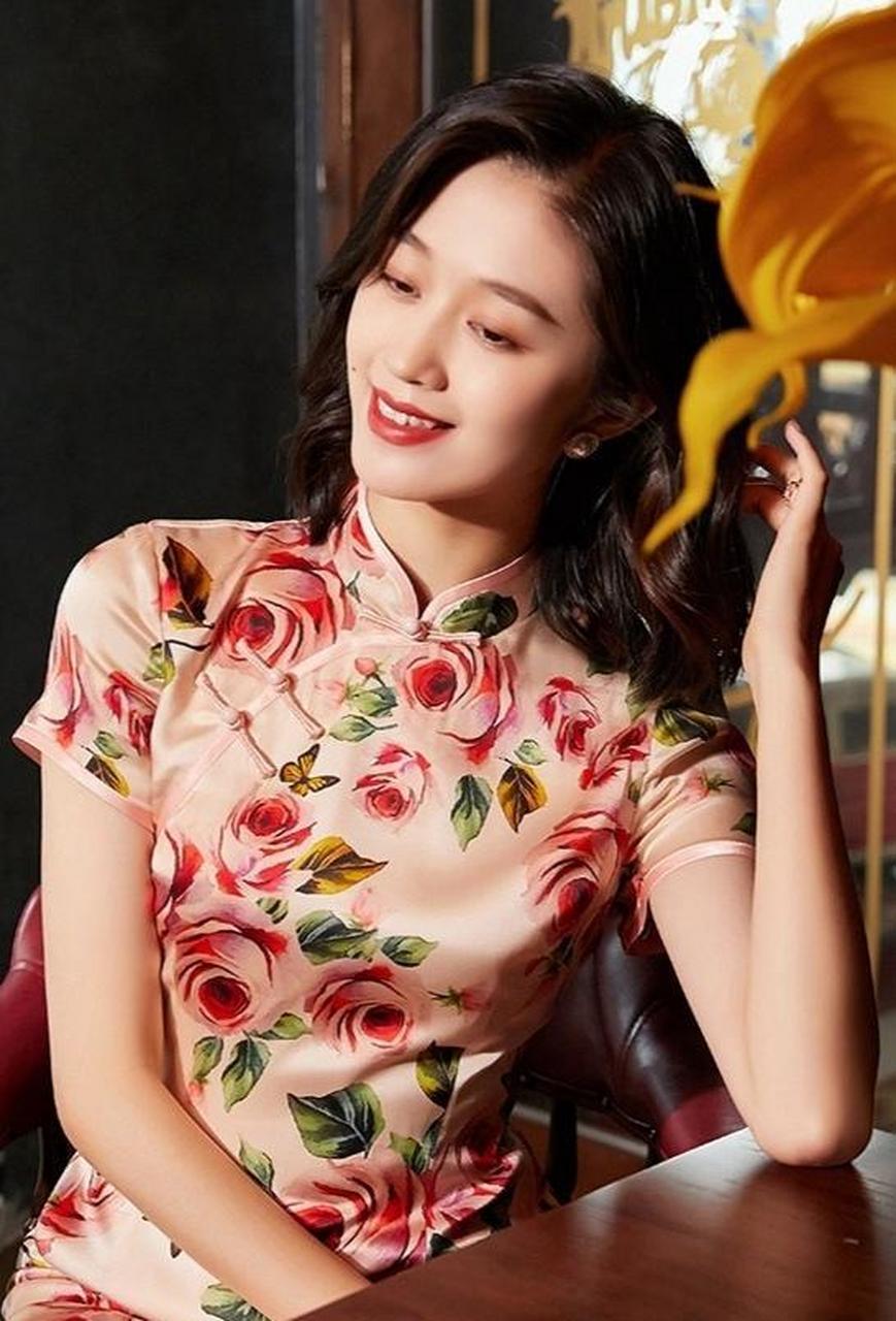 优雅美女玫瑰花高开叉旗袍写真