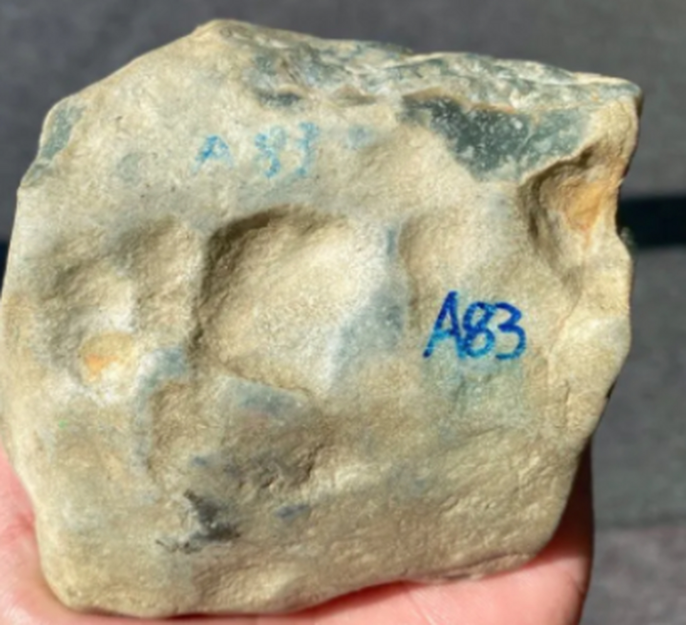 点击头像看直播##翡翠原石# 莫西沙包浆皮,670克,尺寸:10.2-8.5-4.