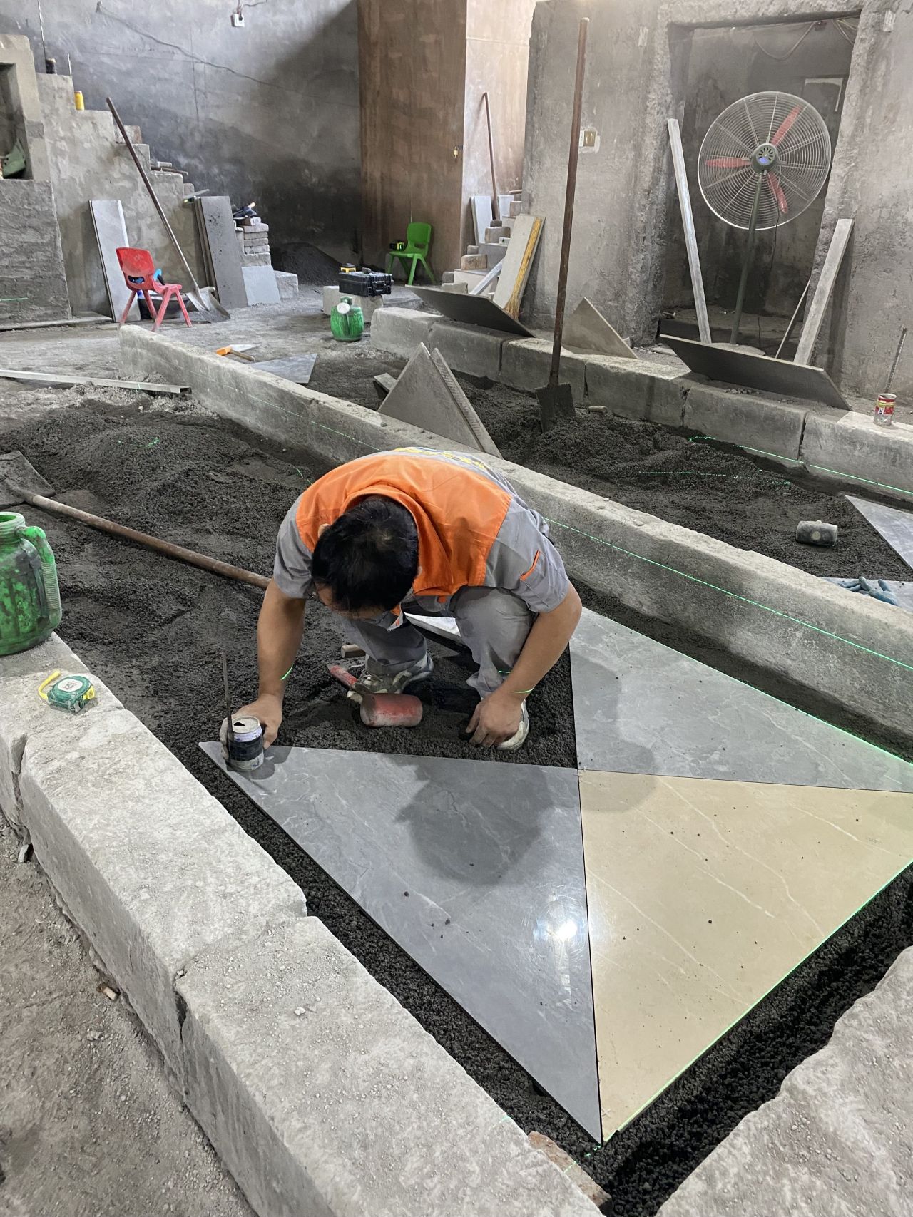 美思天辰#贴瓷砖培训学校,学员正在练习瓷砖铺贴,想学习的可以实地