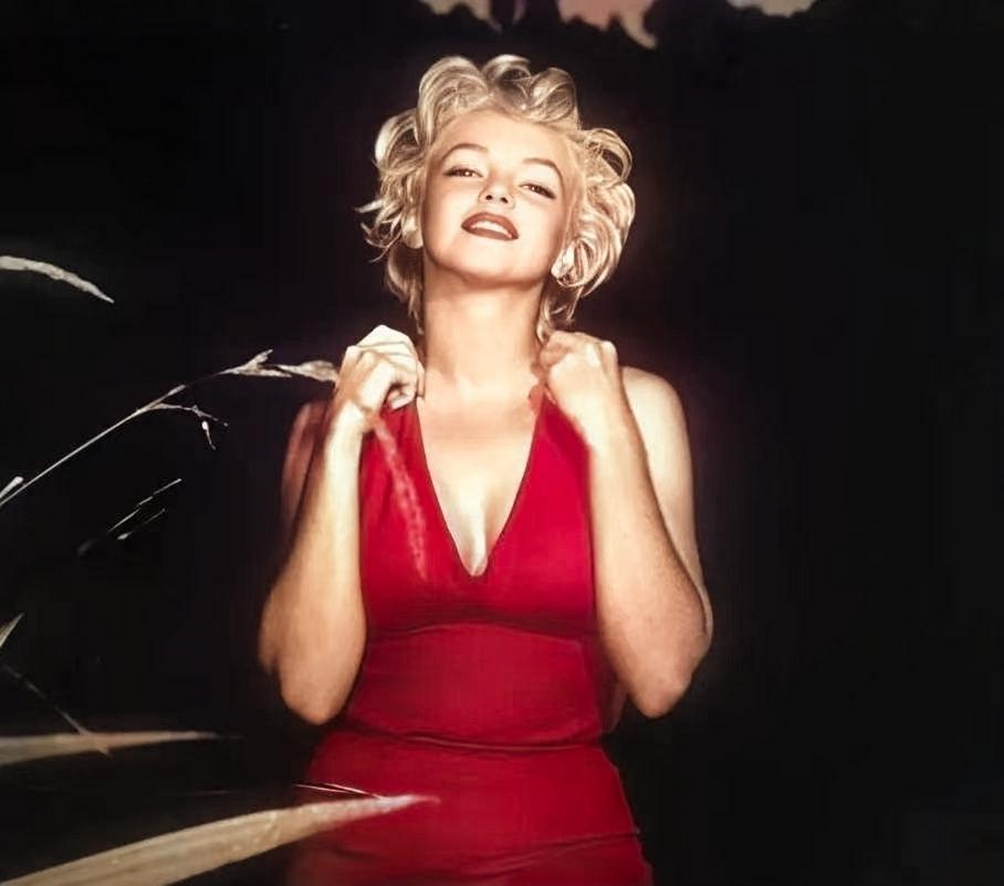 1952年,性感女神玛丽莲梦露身穿华丽礼服坐在公寓的沙发上,周围则是