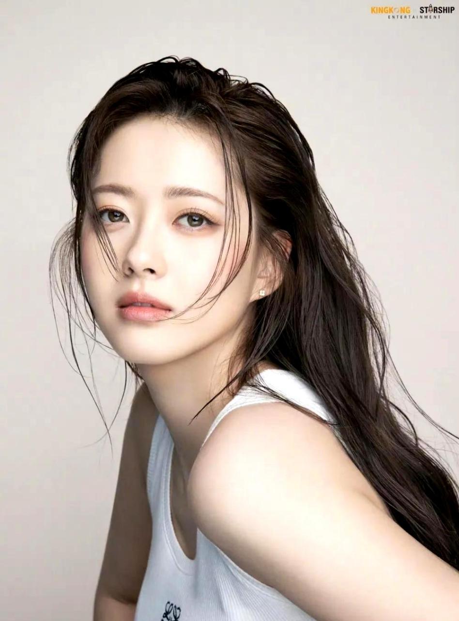 高雅拉是一位拥有特别有特色的琥珀色眼睛的韩国女明星,她散发出仙气