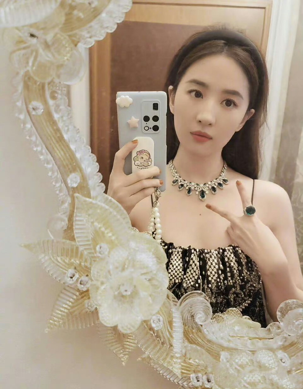 起猛了,刘亦菲胸上痣也太仙气了!