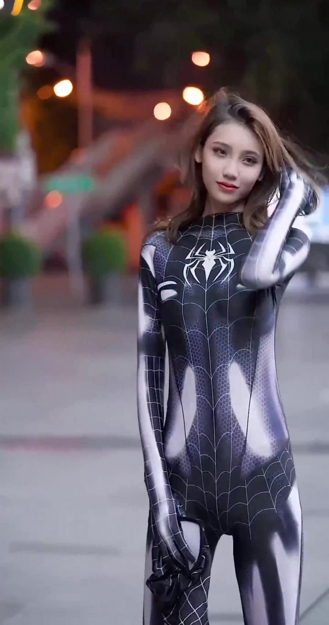 这个蜘蛛侠小姐姐,也太迷人了吧,摘掉头套就是"蜘蛛精"!