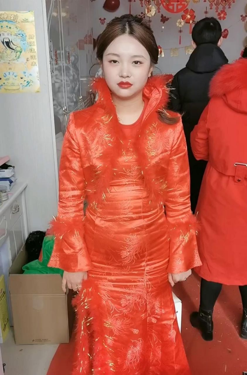 不过这衣服有点过时了,这是80年代的新娘服吧!