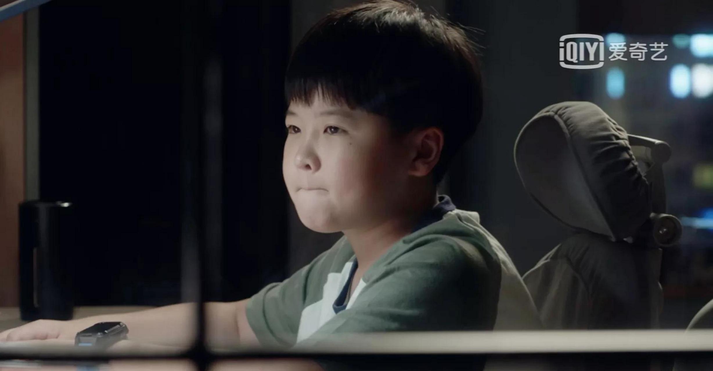 颜子悠早已抑郁自虐,焦虑到不敢反抗的他,大拇指都被抠破流血流脓了