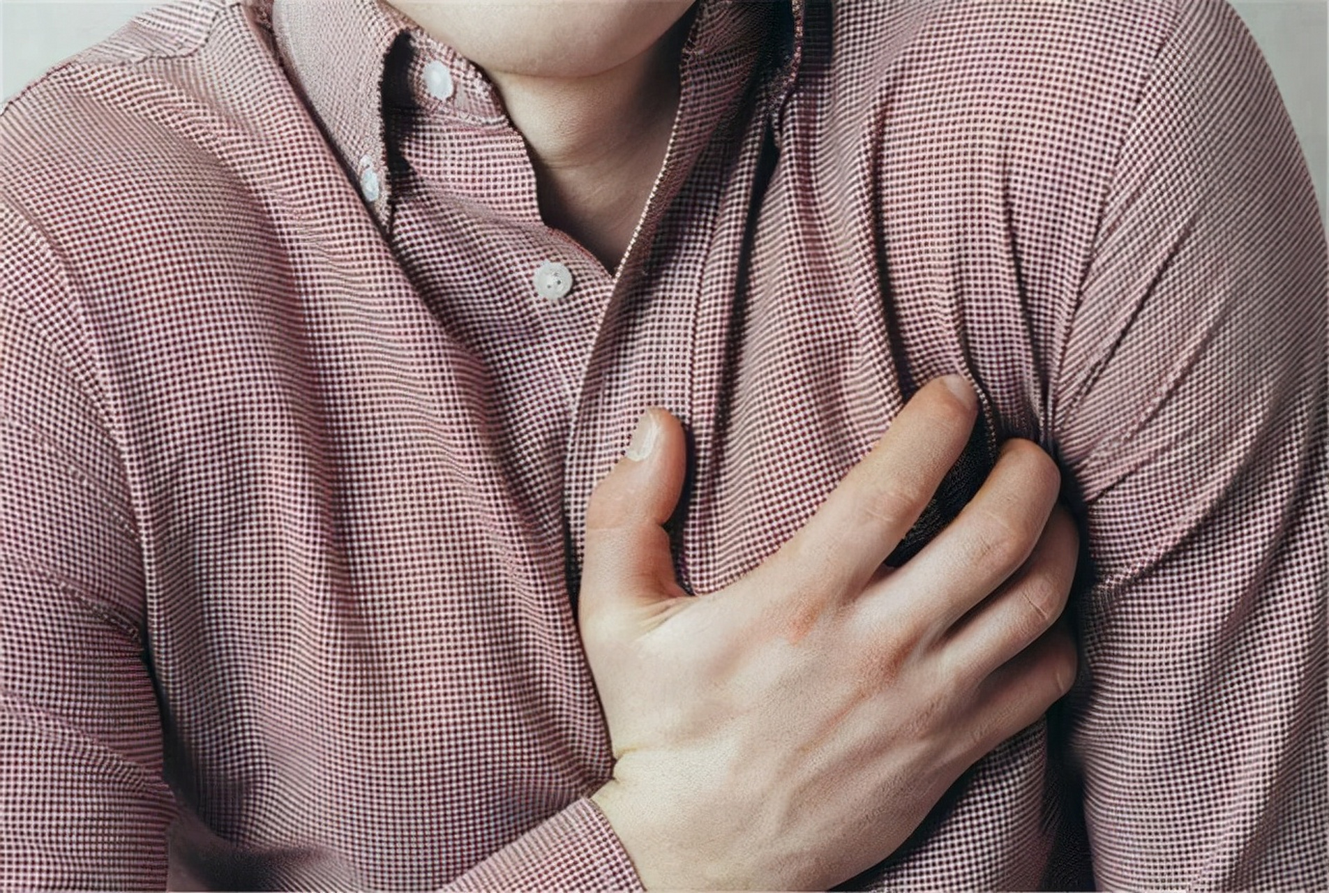 胸口疼痛是什么原因图片