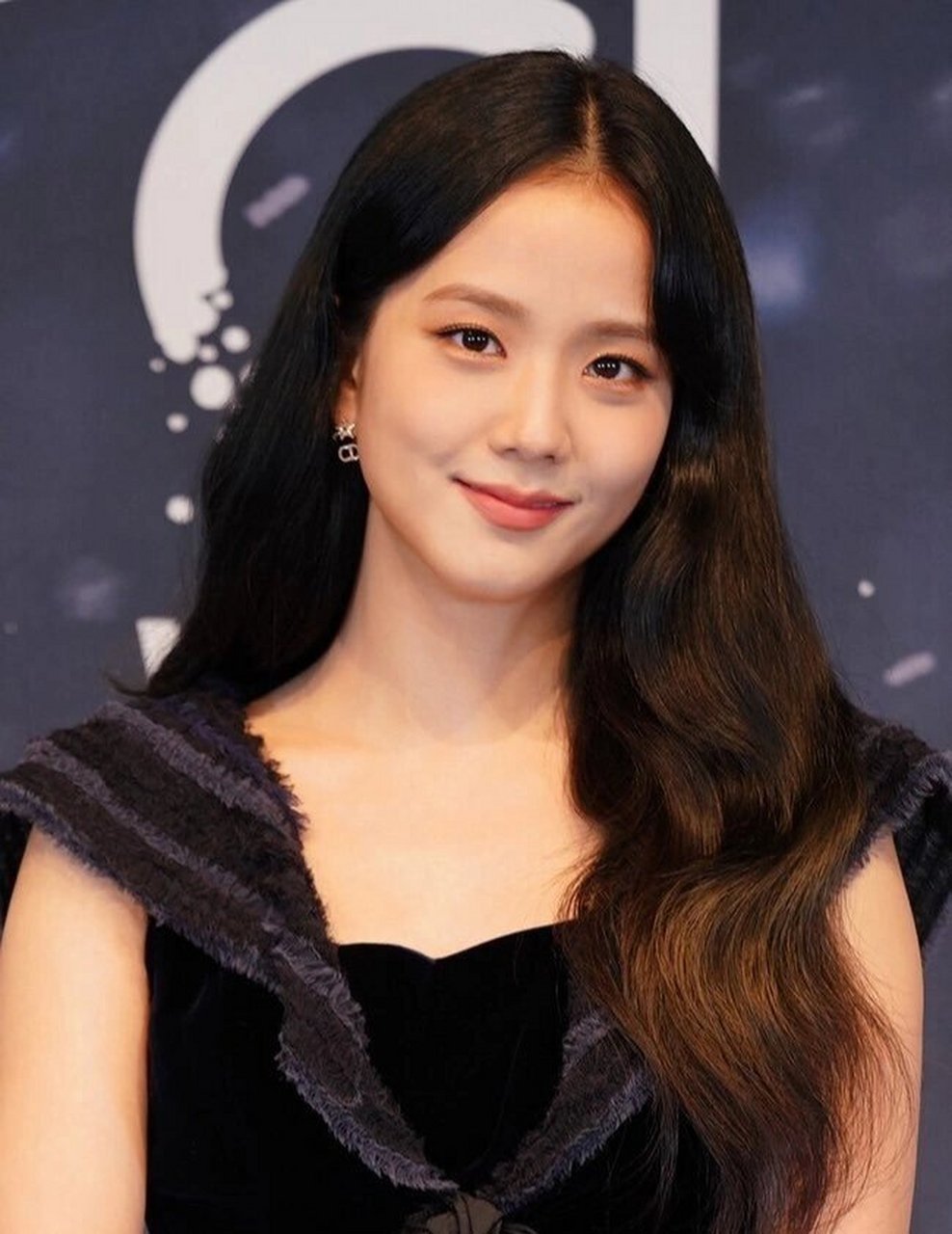 jisoo新剧发布会妆容,敬业的迪奥大使  金智秀在新剧《雪滴花》发布会