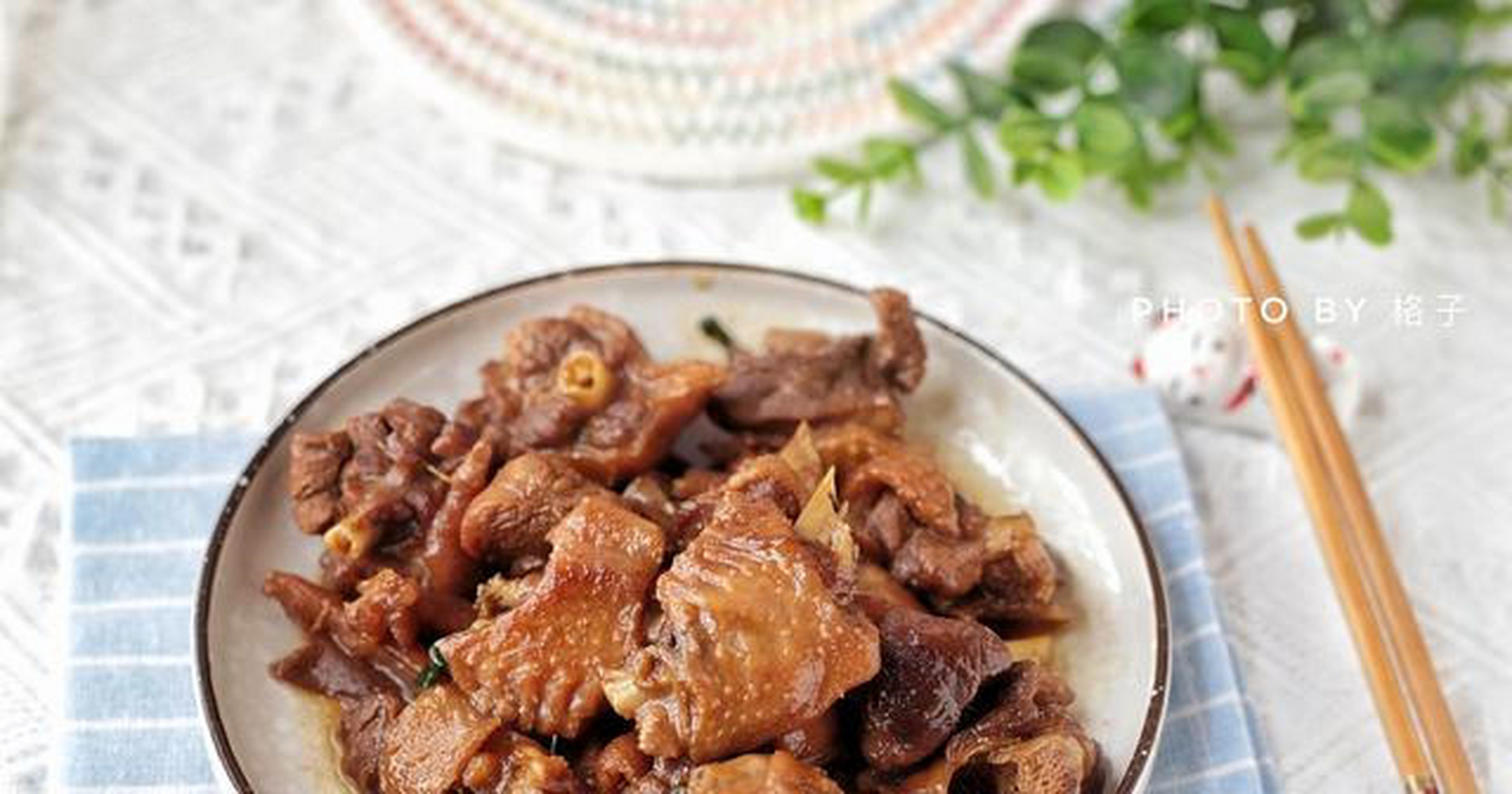【酱油焖鸭【材料】鸭肉:500克,生抽:2勺,老抽:1勺,红糖:1勺,料酒