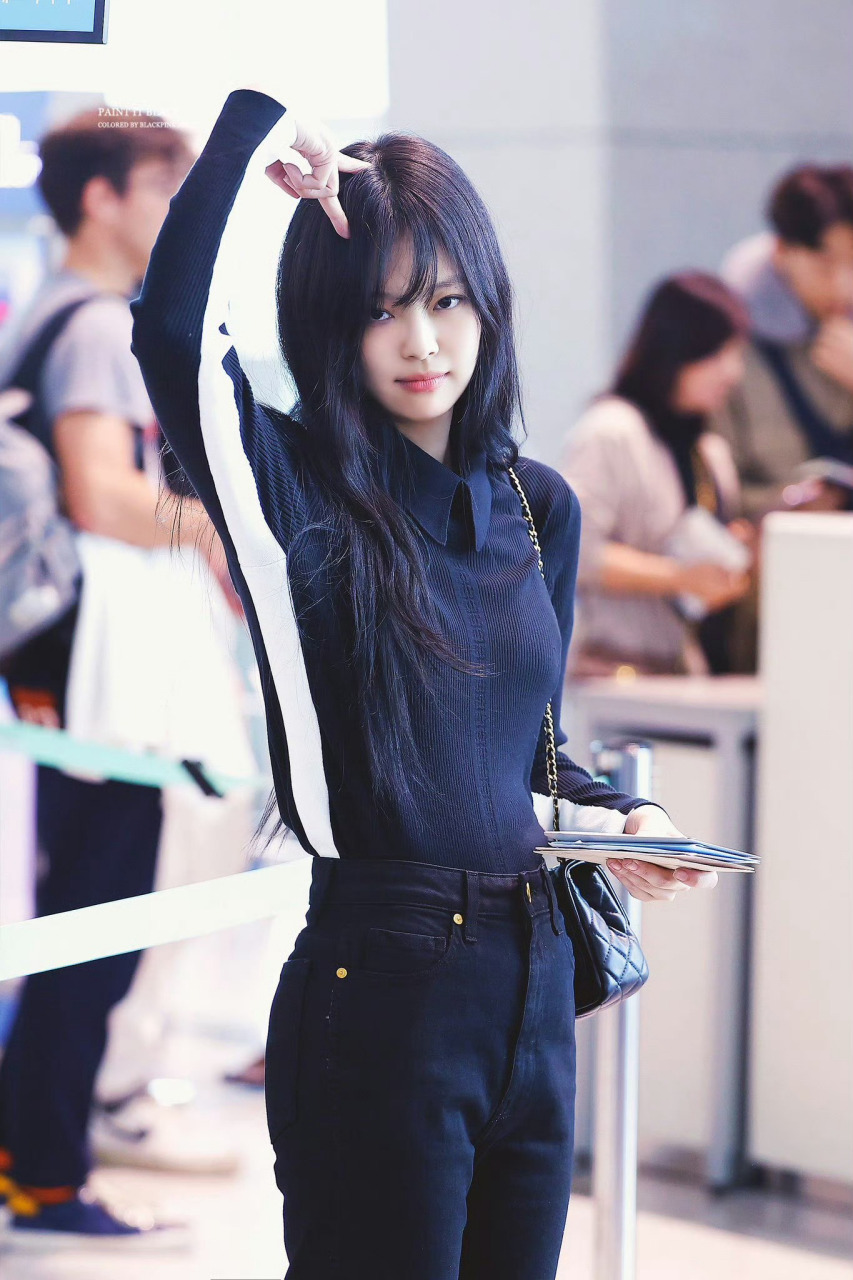 jennie 676767机场街拍,自然的全黑色造型, 冷酷的都市氛围吸引