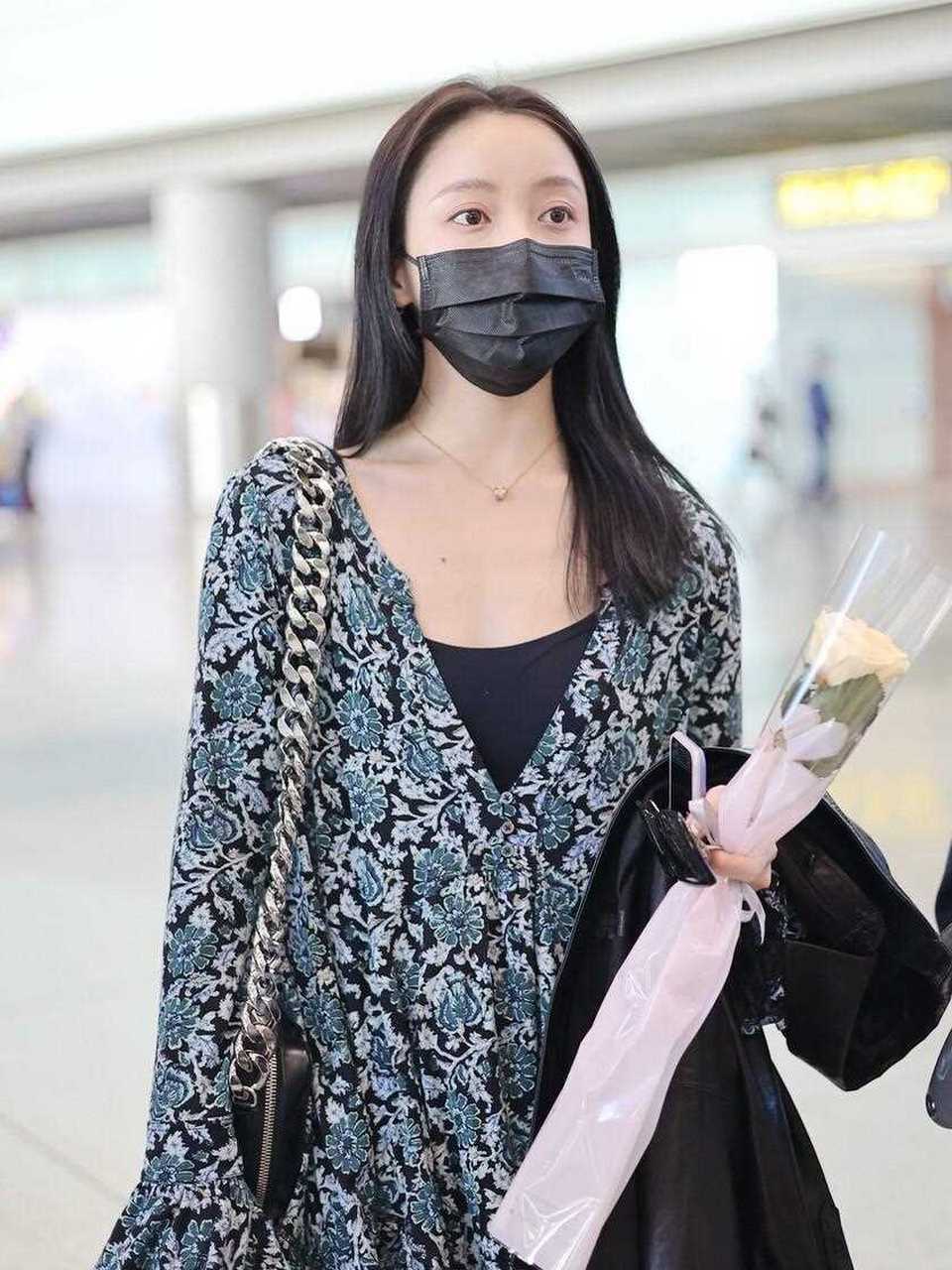 机场街拍,姜贞羽蓝色印花连衣裙 墨镜温柔可人.