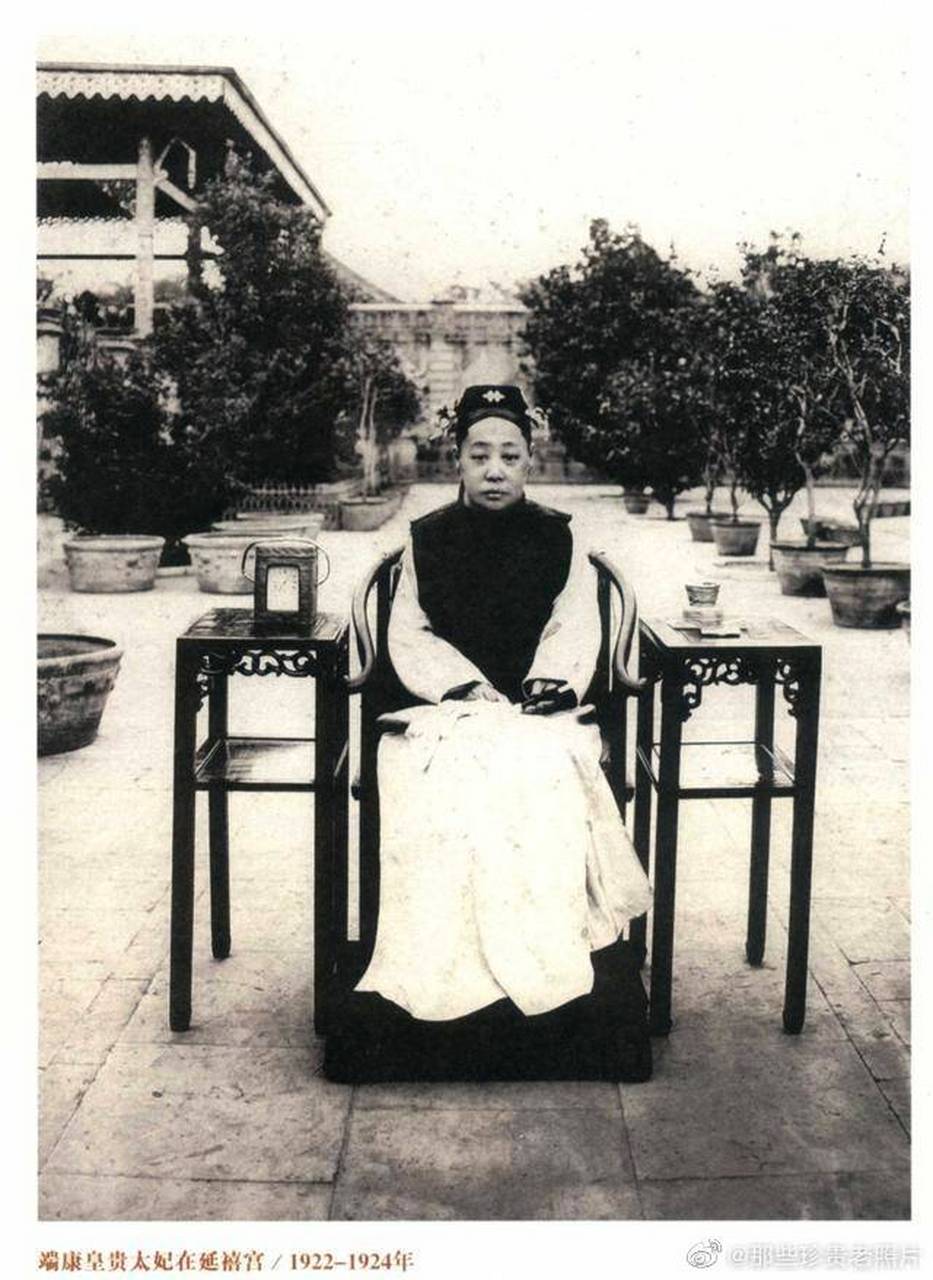 瑾妃,本名福兰,为恭亲王奕欣之妾,她是恭亲王的继福晋,光绪皇帝的妃子