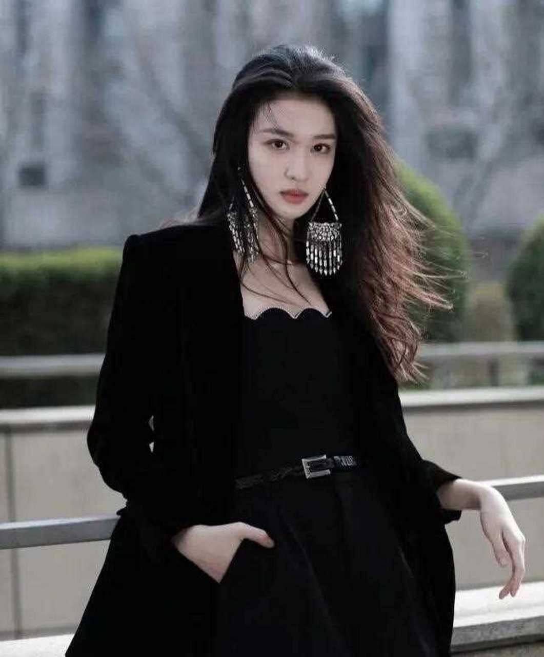 小花王楚然晒穿搭私服,穿黑色西服内搭黑色波浪边连衣裙,衬得皮肤"真